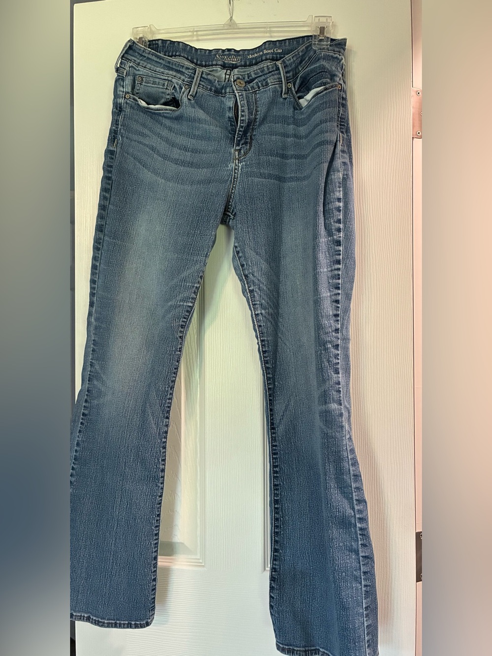 Classic Women's Signature Levi Jeans
